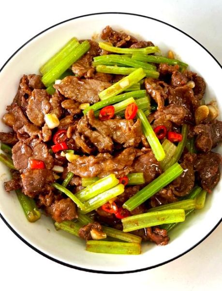 西芹怎么炒好吃_西芹炒肉家常做法