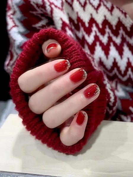 梦到涂指甲油是什么意思_梦见自己涂红色指甲油