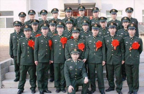 梦见穿军装是什么意思_军装梦的预兆