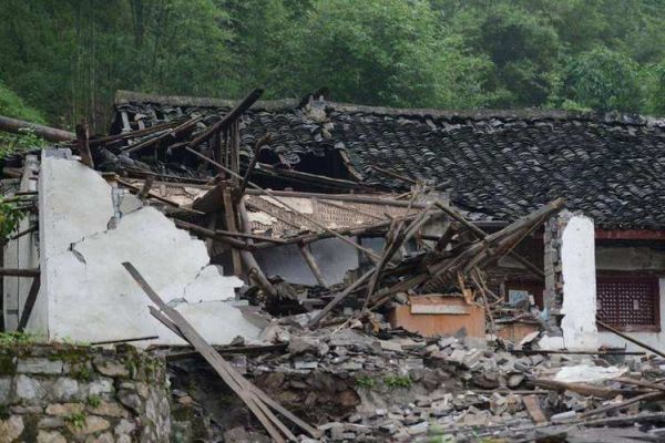 梦到楼塌了跑了出来_梦见房屋倒塌逃生预示什么