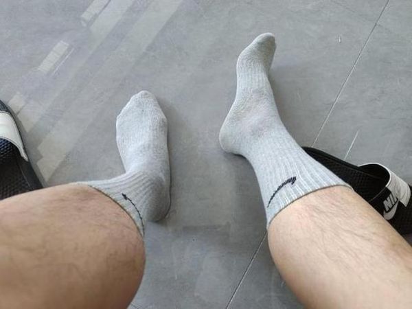 梦到黑袜子是什么意思_梦见黑袜子预示什么