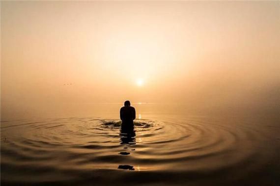 梦到有人跟我借衣服穿_周公解梦