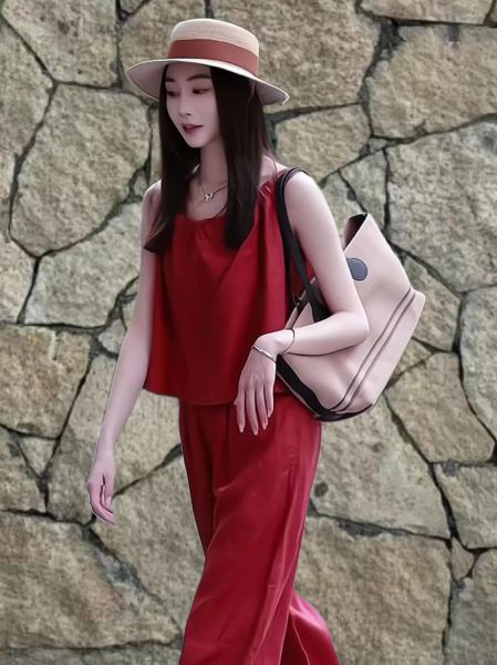 梦到穿一身红色衣服_红色衣服梦的寓意