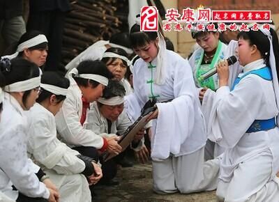 梦到戴孝是什么意思_梦见自己戴孝有什么预兆