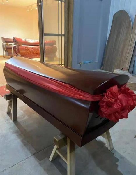 梦到爸爸死了躺在棺材里_是什么意思