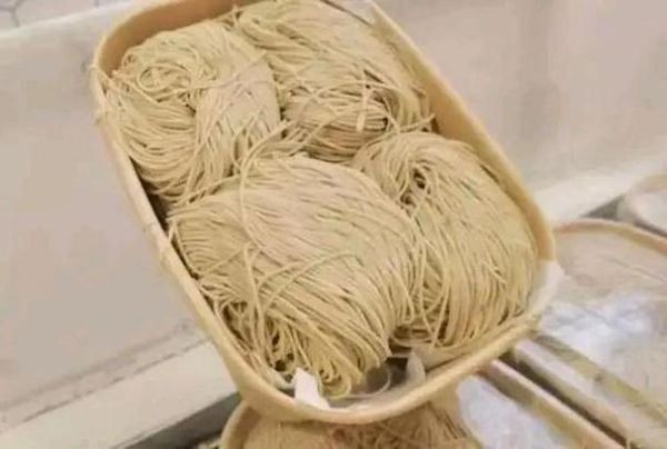 梦到吃面条是什么意思_梦见吃面条的预兆