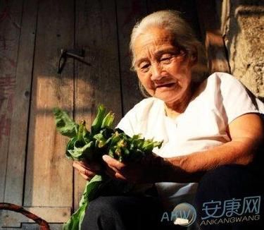 梦到已故奶奶冲我笑_意味着什么