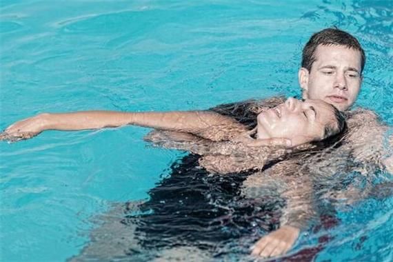 梦到掉水里被男人救_梦见落水有人救寓意