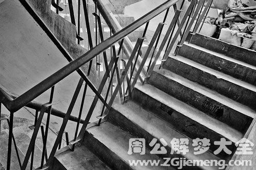 梦到楼梯断了_楼梯断裂梦境解析