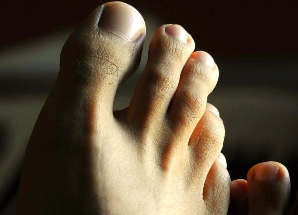 梦到很多脚是什么意思_梦见脚多的象征与解析