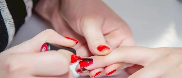 梦见涂指甲油是什么意思_梦见涂指甲油好不好