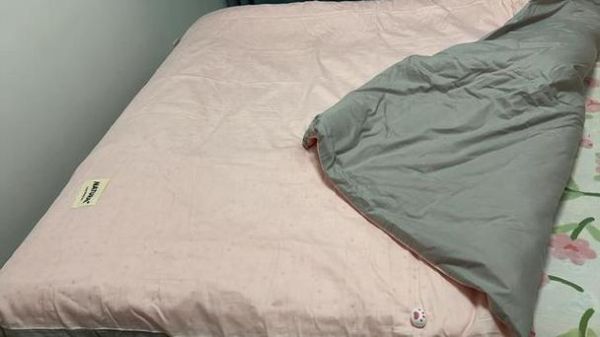 梦到盖着被子睡在路边_意味着什么