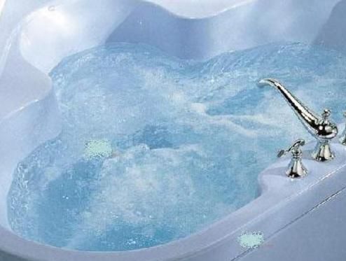 梦到浴缸水溢出来_梦见浴缸水满是什么意思